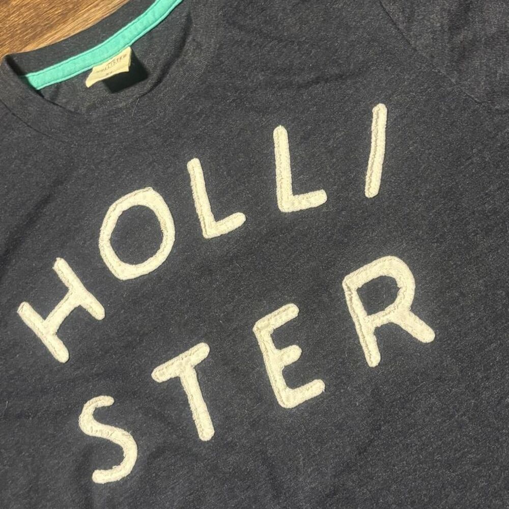 Hollister-co Men's Navy and Black T-shirt